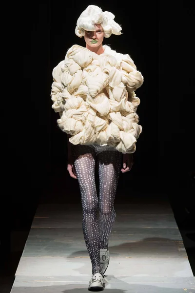 Look 19